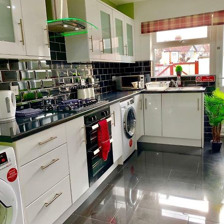London 2 Bedroom Apartment, Kitchen, Reception And Private Garden エクステリア 写真