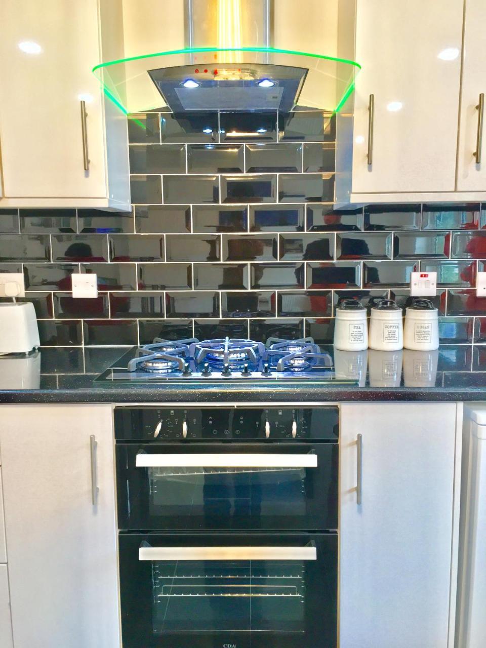 London 2 Bedroom Apartment, Kitchen, Reception And Private Garden エクステリア 写真